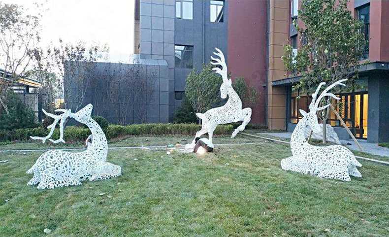 不銹鋼鹿，不銹鋼鏤空鹿，鏤空鹿景觀擺件，鏤空鹿雕塑，河北不銹鋼鹿廠家3.jpg